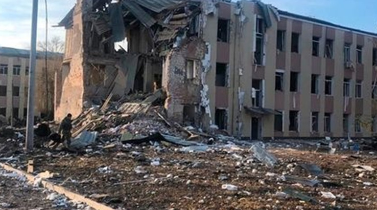 Поліція працює на місці авіаудару у Бердичеві