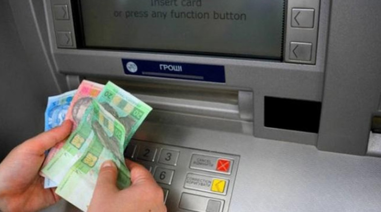 У банкоматах Лозової з'являється готівка
