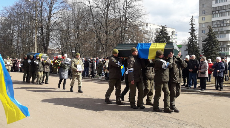Шостка попрощалася з трьома захисниками