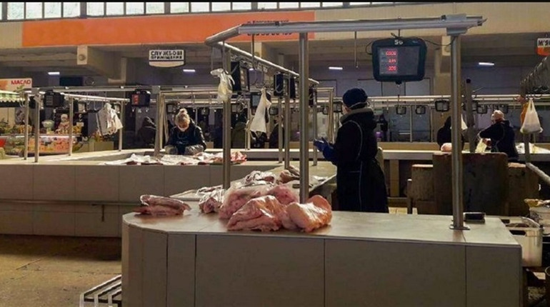 У Сватовому працює ринок. Огляд цін на харчові продукти