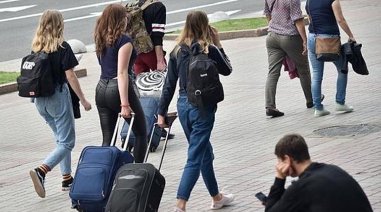 Що варто знати українцям, які тікають від війни за кордон