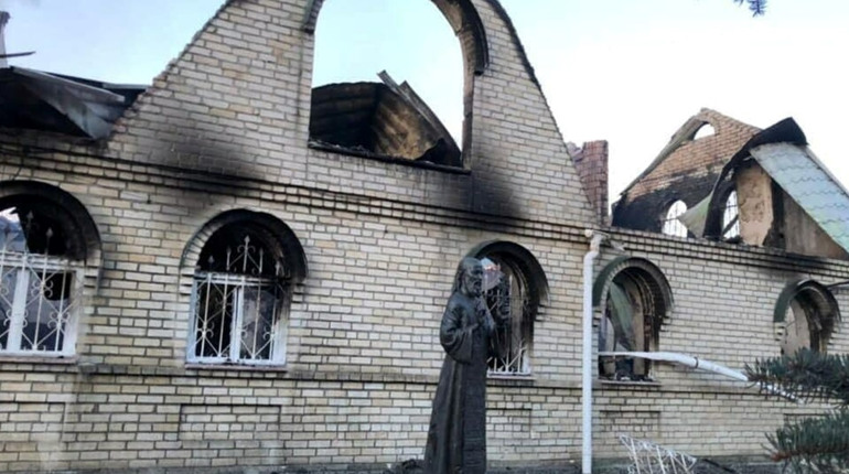 Російські військові розбомбили Миколо-Василівський монастир у селі Микільське