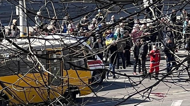 Росіяни відкрили вогонь по мітингувальниках у Херсоні, є поранені