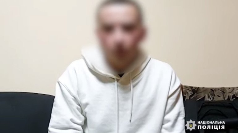 Поліцейські викрили двох чоловіків, які ошукували охочих нелегально потрапити за (відео)