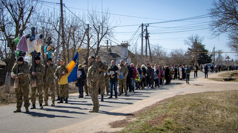З українськими стягами та прощальним залпом у небо: Біляївка провела в останню путь своїх Героїв