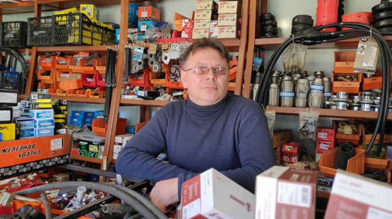 «Я хочу, щоб мої діти жили у вільній країні»: первомайський підприємець допомагає ЗСУ запчастинами
