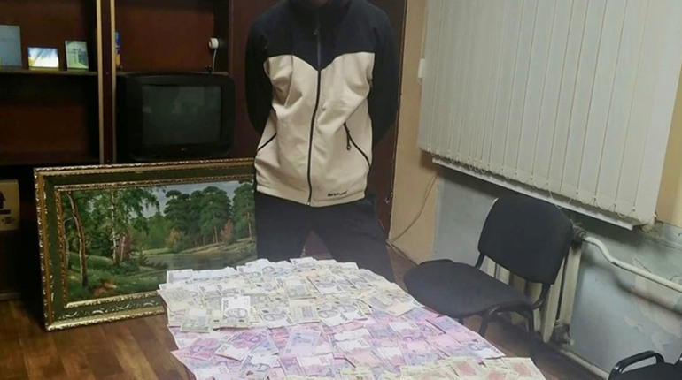 Мешканець Херсона обікрав термінал розбитої АЗС на Миколаївщині: 90 тисяч напакував у рюкзак
