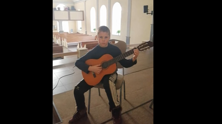 Волноваський хлопчик, якому вдалося втекти від обстрілів, записав мелодію для своєї вчительки. Відео