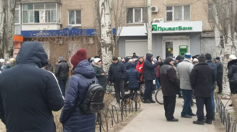 Очевидець про життя у Мелітополі: без зв’язку, продуктів і ліків, але з чергами в банки