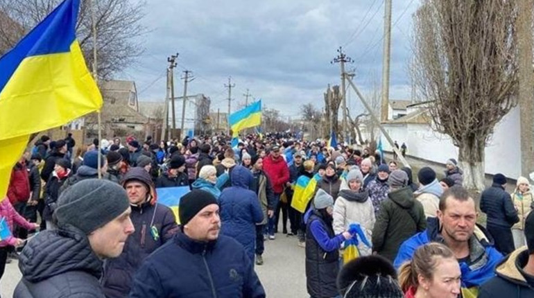 Російські військові збирають паспортні дані українців у Бердянську для проведення “референдуму”