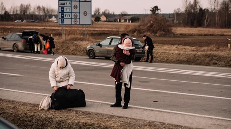 Втекли від війни з дітьми за кордон. Як влаштуватися, знайти житло, садок, школу
