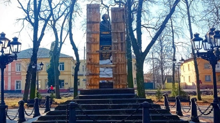 У Ніжині від російських обстрілів рятують перший у світі пам'ятник Гоголю
