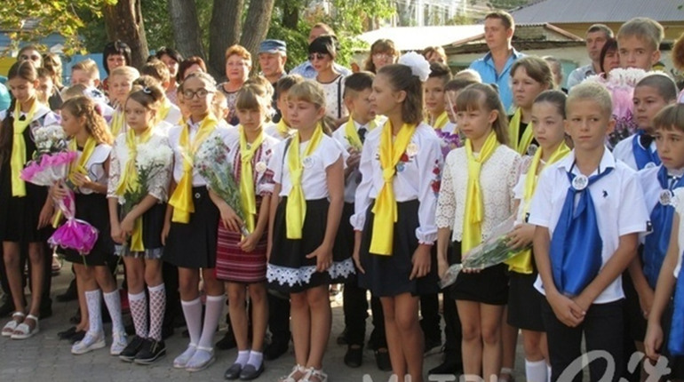 У Мелітополі посилюється тиск на освітян: під дулами автоматів змушують вчити дітей російською