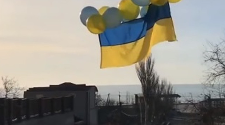 В Генічеську запустили в небо український прапор