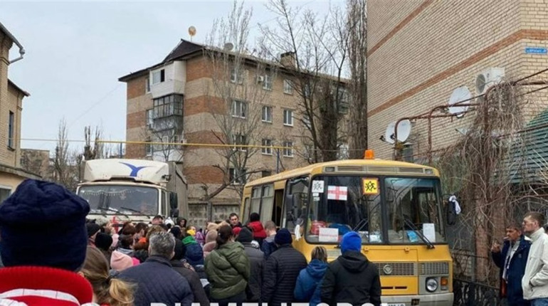Евакуація: тисячі людей виїжджають з Мелітополя. Росіяни заважають і направляють їх в Крим