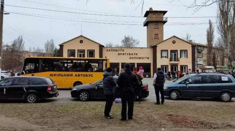 Евакуація з Мелітополя: автобуси пропустили на Запоріжжя, машини ночують у Василівці