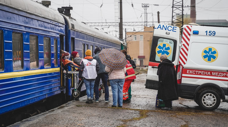 Із Запоріжжя до Львова прибув перший медичний евакуаційний потяг з пораненими маріупольцями