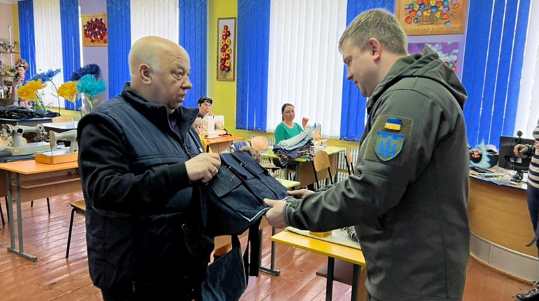 Учні Володимирецького ліцею виготовляють медичні турнікети - до 40 в тиждень.