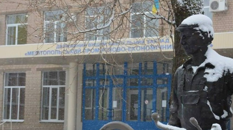 У Мелітопольському коледжі студентів скликають на заняття під загрозою відрахування