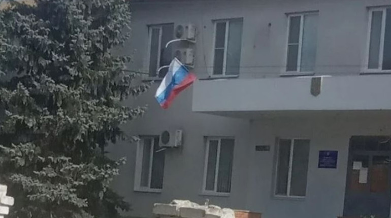 Терор мелітопольської громади: українські прапори зривають, а в чоловіків шукають сліди від зброї