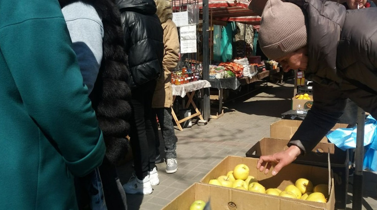 Стихійні ринки у Мелітополі стали єдиним місцем, де можна купити продукти