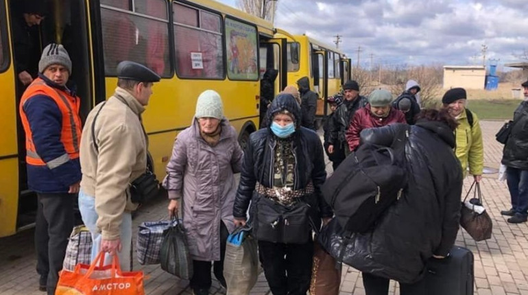 За 6 квітня із заблокованих росіянами населених пунктів евакуювали майже 5000 людей