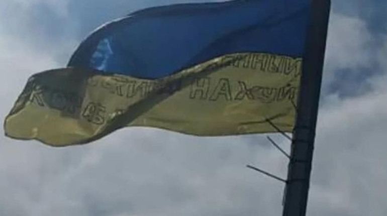 Спротив нації: селяни повернули на місце синьо-жовтий стяг