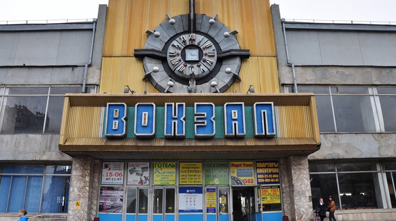 Окупанти розбомбили залізничний вокзал у Миколаєві. Евакуюватися з міста можна автобусами