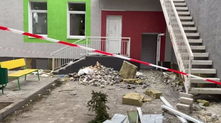 У Волновасі окупанти хочуть відкрити дитсадок без води та світла і показово ремонтують лікарню