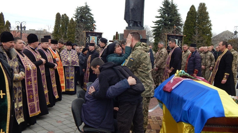 На Кременеччині попрощалися з солдатом десантно-штурмової бригади Альбертом Тарасовим