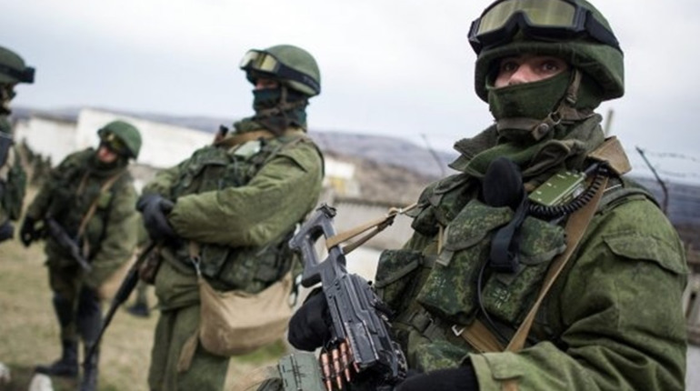 У Мелітополі російські солдати на блокпостах пропонують жителям міста вступити до лав армії Росії