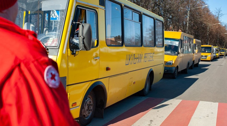 Росіяни знову заблокували рух колоні евакуаційних автобусів, яка їхала в Бердянськ