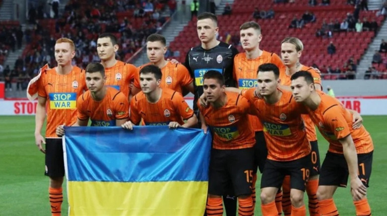 Футболісти Шахтаря зіграли благодійний матч у футболках із назвами українських міст