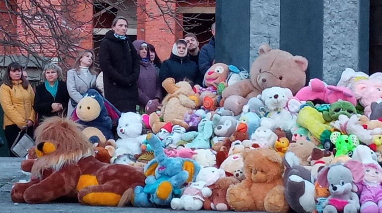 У Нетішині відспівали закатованих дітей: священники усіх конфесій та сотні містян стали до молитви