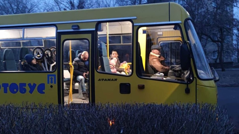 Жителів Торецька безплатно евакуйовуватимуть до Дніпра. Як забронювати місце?