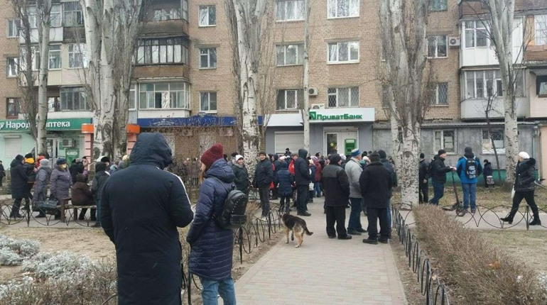 Черги на кілька тисяч людей та обмеження по сумам: які банки видають готівку в Мелітополі