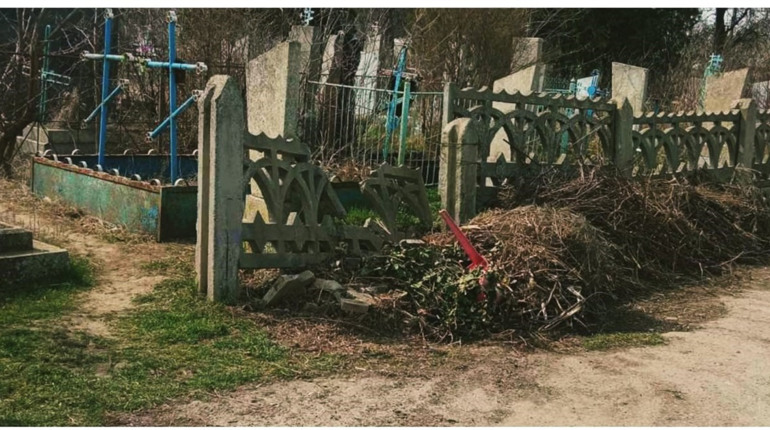«Не знаємо, як достукатися»: у Скадовську біля старого цвинтаря знову з’явилося звалище