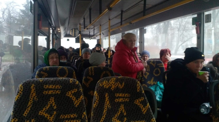 З Вугледару евакуювали людей, а в Мар'їнку доставили гуманітарну допомогу