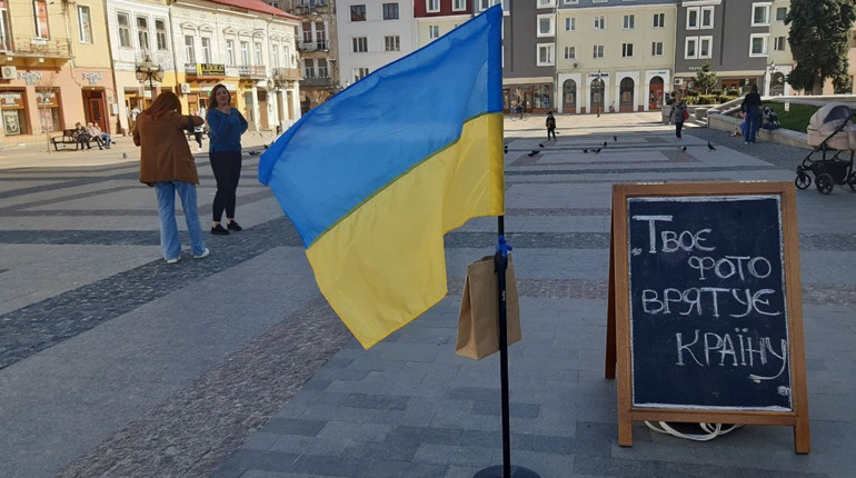 У Дрогобичі місцева фотографиня допомагає збирати кошти для ЗСУ