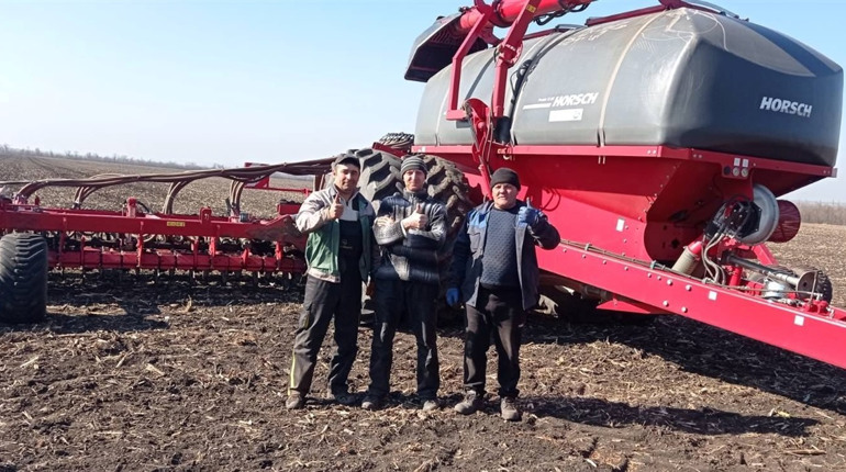 Попри активні бойові дії на Донеччині аграрії продовжують посівну