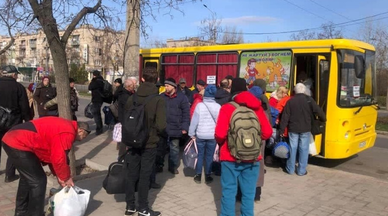 З Луганщини попри постійні обстріли виїхали 370 людей: стан справ на 16 квітня