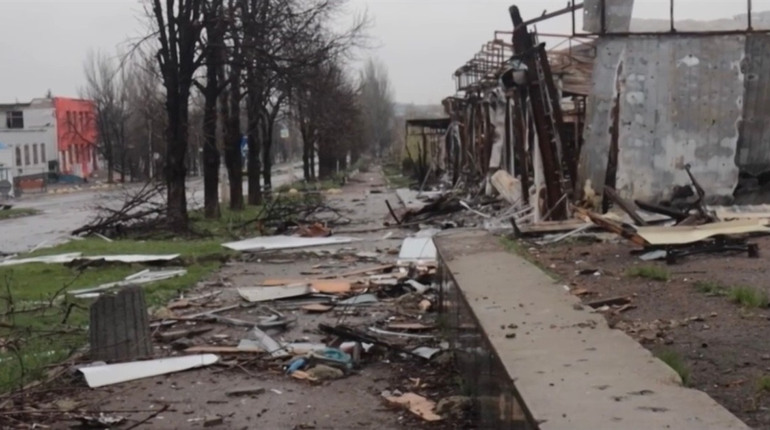 Вороги зі всіх боків підступають до Мар'їнки і спалюють її вщент: вражаючі фото