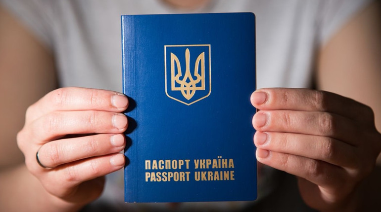 Для перетину кордону з країнами ЄС українцям знову потрібен закордонний паспорт: виключення є