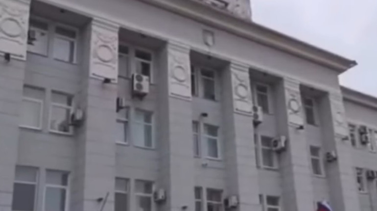 Росіяни зняли з будівлі Бердянської міської ради герб України
