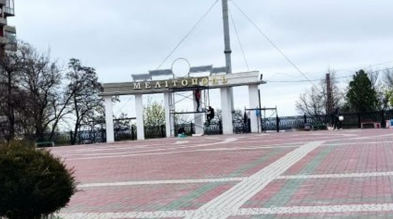 До 9 травня Мелітополь наповнюють символами російської пропаганди