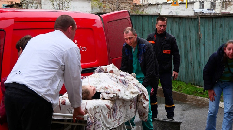 Постраждалу від обстрілів в Пологах дівчинку доставили в Запоріжжя
