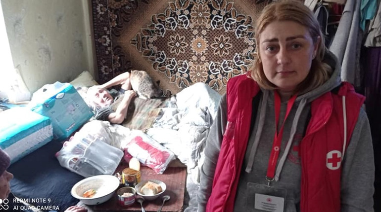 Одна волонтерка і закупівлі на паузі: як працює Товариство Червоного Хреста у Мар'їнці