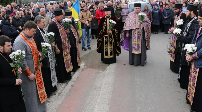 Віддали останню шану захиснику Сергію Грищуку: похоронили Героя в Іловиці