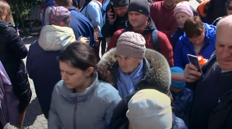 "Дві хлібини на п'ятьох, дві коробки сірників та жменя цукерок": за чим стоять в чергах волновасьці