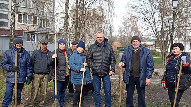 Лопати, граблі, мітли та найголовніше – руки й серця людей